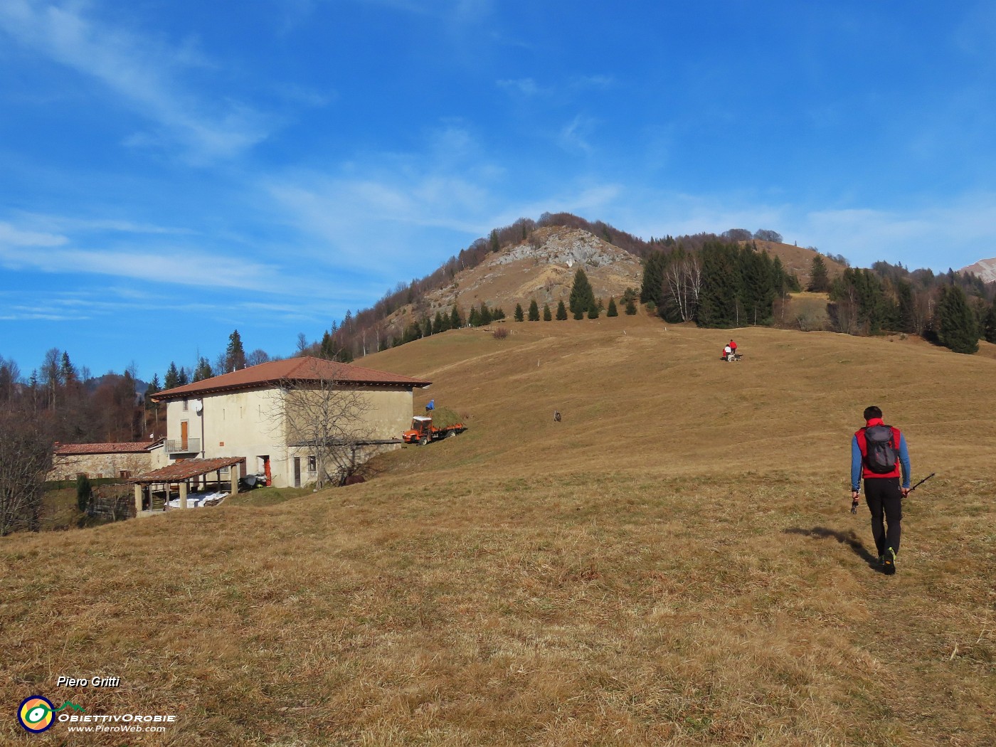 16 Saliamo i bei pratoni di Cascina Vecchia (1270 m).JPG